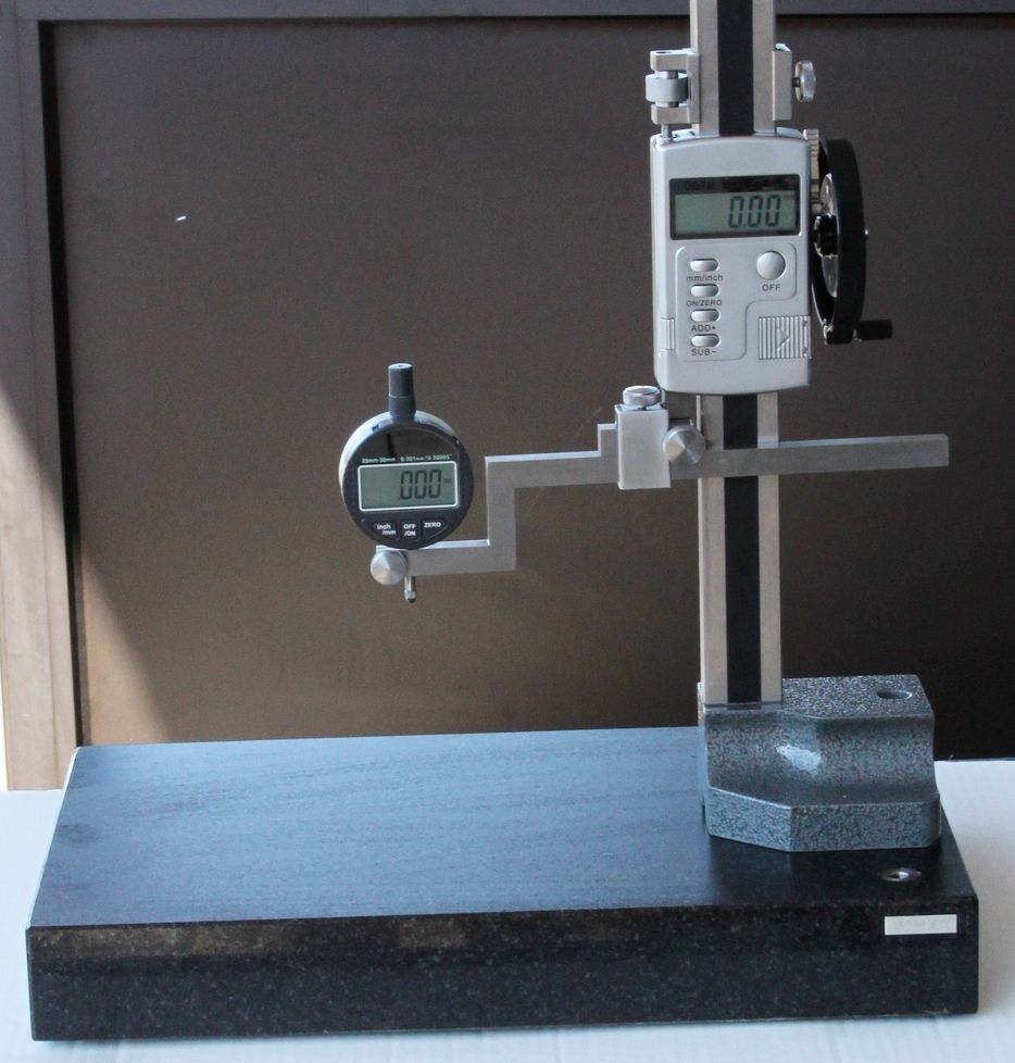 Präzisions-Messtisch 400 x 250 mm mit Digitalanzeige, Messuhrsäule u. Granitplatte